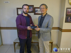 善有善報，錢包被敘利亞難民所拾獲，張花冠: 感激之情不由言喻