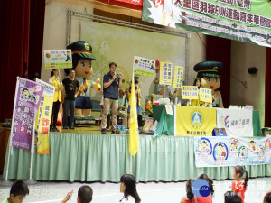 霧峰警利用體育活動宣導，警察人偶吸睛。林重鎣攝