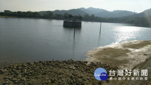 連日來不雨導致福安里的農田龜裂，農民叫苦不已，頭寮大池的土石也露出。