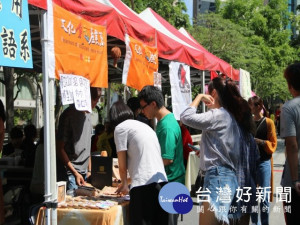 
弘光科技大學民生創新學院首次和南台中家扶中心合作，舉辦「因為愛，我們分享幸福」愛心嘉年華公益義賣活動，學生做公益現場大聲叫賣，希望協助籌募經費。（記者陳榮昌攝）