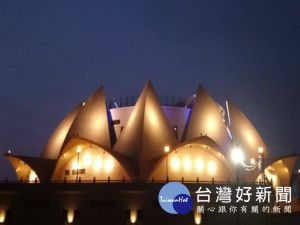 

大安媽祖觀光園區打造「海豚十方朝拜」基座業已竣工，工程單位最近在夜間測試燈光，整個基座霞光萬丈煞是美麗，見者莫不稱讚。（記者陳榮昌攝）
