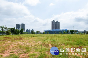 桃園區中路足球場及網球場興建工程。

