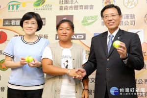 行政院29日正式宣布，原交通部政務次長張政源（圖左1），確定降等接任台鐵局長。由於張政源在接任交通部政務次長前，是台南市副市長，為賴清德在任台南市長時的得力左右手，因此外界解讀此人事案，也有賴揆親派子弟兵督導台鐵的意味。（圖／資料照片）