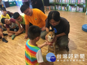 

台中市道卡斯青年工作會邀請網路人氣柴犬「小米」前來甲安埔遊玩，並與大安、外埔兩國小師生互動，讓小朋友正確認識寵物、尊重生命。（記者陳榮昌攝） 