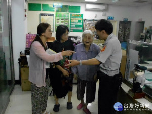 老婦深夜迷途獨坐路旁  暖警細心照料助返家