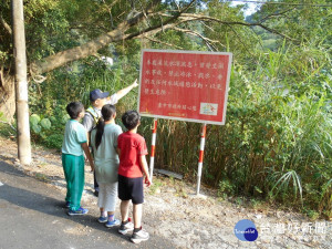 太平警方向學童宣導危險水域。林重鎣攝