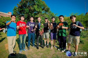 李泳龍校長和學生同享採果樂。