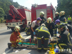 國道三號六十五點二公里處發生車禍，造成一死一重傷慘劇，消防人員迅速前往救援。
