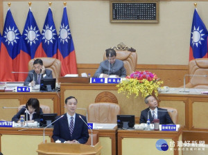 針對國中小全面加裝冷氣等議題，朱立倫市長於議會提出說明。（圖／記者黃村杉攝）