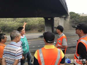 
國道三號大甲路段發生中油油罐車輪胎起火引起爆炸，燻黑大甲跨越外埔橋梁，立法院副院長蔡其昌助理施志昌緊急邀集高公局中區養護分局大甲工務段前往現場會勘，了解橋體、橋墩受損狀況，以確保地方行車過橋安全。（記者陳榮昌攝）