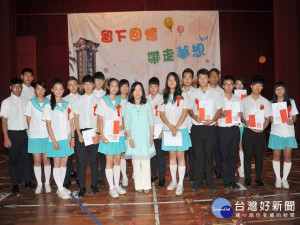 明台高中林董事長和得獎畢業生合影。林重鎣攝
