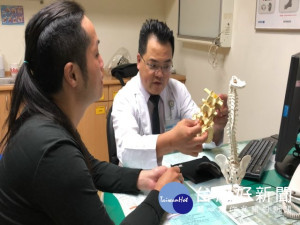

大甲光田綜合醫院外科部副部長兼外傷科主任林牧熹，針對小吳發生腰酸背痛檢查後，第5節腰椎椎間盤退化突出的治療方式做說明，籲民眾勿忽視小病情，要落實治妥，以免變成身體上的大患。（記者陳榮昌攝）
