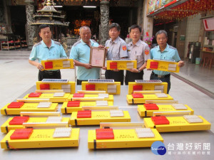 市議員張滄沂代表福興宮捐路口警示器。林重鎣攝