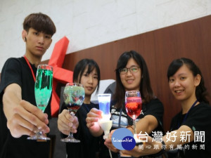 

弘光科技大學4個餐旅相關社團成果，各社團發揮專長製作前菜、主菜、甜點、飲料，把展場變成高級西餐廳，難能可的把晚宴收入10%捐給社福團體。（記者陳榮昌攝）