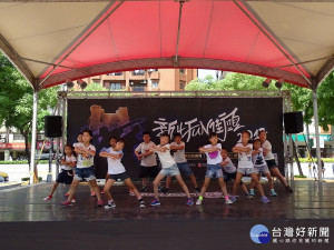 為推廣街頭潮文化與街舞律動，板橋公所針對所有喜愛街舞的民眾開設免費的街舞課程。（圖／板橋公所提供）