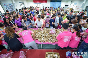 「107年度粽香傳情」活動中，250多位愛心媽媽和志工朋友們一起動手包出2,000多顆愛心粽。