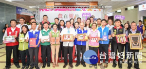 桃園市長鄭文燦出席桃園市伴手禮協會「桃園市食在遊趣、桃花園」商品展示展售活動。