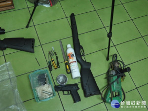 警方於現場查扣長短空氣槍各乙支、改造工具一批等，全案依法偵辦。