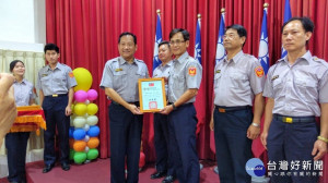 大園分局長林信雄頒發資深績優員警獎章。


