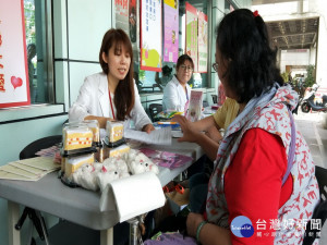 仁愛醫院慶端午辦醫療服務。林重鎣攝