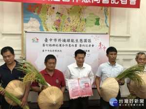 環保局與農友合作收稻稈