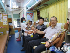 霧峰副分局長劉安邦率先捐血。林重鎣攝