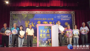 彰化生活美學館館長尹彙武開啟任意門，象徵穿越電影任意門般，徜徉在國片新奇又富深意的人文心旅。圖／記者鄧富珍攝