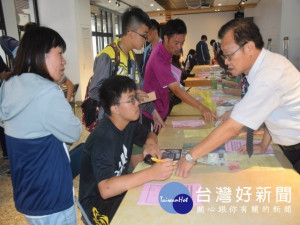 
致用高中辦理高中高職各類科自辦免試入學說明會暨報名報到手續，由於到校的國中應屆畢業生眾多，點點滴滴校務等問題問得詳細非常，迫使校長陳添旺親自上場說明。（記者陳榮昌攝）