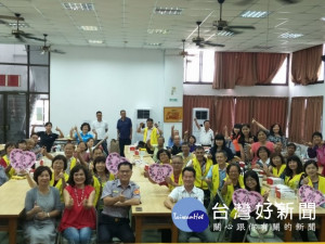 

警察節前夕，大甲警分局策畫一系列捐血、訓練花博志工等有意義活動，慈濟基金會大甲區分會也致贈素粽，表達民眾對警察祝賀之意。（記者陳榮昌攝）