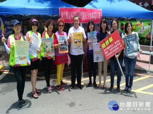 太平警副分局長張添勝率美麗女警和女志工到勤益科大宣導。 林重鎣攝