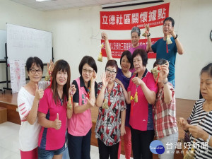 市議員張芬郁和關懷據點長者包粽子作香包。林重鎣攝