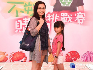 中和的許小姐在最短時間內完成採買任務、且完全沒有使用塑膠袋稱霸群雄，奪下「新北不塑之客達人」稱號。（圖／環保局提供）