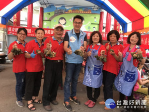 市議員蘇柏興到社區包粽子關懷弱勢。林重鎣攝