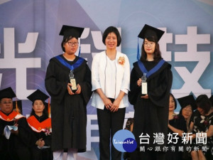 
弘光科技大學舉辦多元的畢業典禮，三千多名畢業生參加，場面溫馨熱鬧，應邀觀禮的台中市副市長林依瑩致詞中，稱讚弘光科大辦學有成，並頒發勇士獎座。（記者陳榮昌攝）