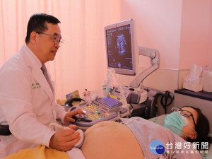  醫生檢查新手媽。林重鎣翻攝