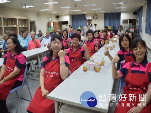 


大安區農會26位志工媽媽，一年來默默的服務，讓各項農務推動順利，深受各界所肯定，媽媽在活動中接受理事長黃明榮、總幹事蔡建宗表揚之殊榮。（記者陳榮昌攝）