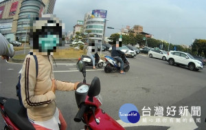 車道上婦人病疾 後湖警暖心救助
