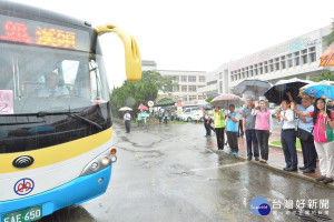彰化市區客運「9路」和美往溪頭公車首航，縣長魏明谷向現場鄉親致意。。