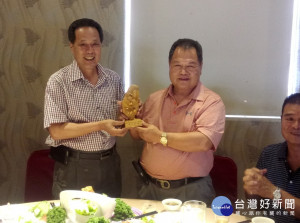 第三十七屆大溪調解會委員任期將結束，區公所辦餐會聯誼，感受委員們辛勞。
