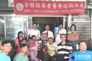奇美醫院泌尿外科主治醫師王致丞(後排左二)南臺科大創新醫材研發中心主任杜翌群(後排左一)連袂至台南市脊髓損傷協會與陳宥蓉理事長(前排左五)簽署合作備忘錄。