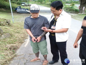 通緝犯非法攜「槍、毒」趴趴走　警鷹眼識出逮人法辦