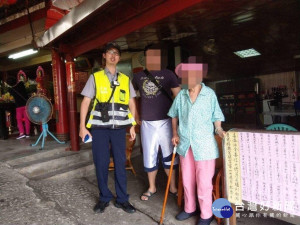 失智阿嬤淋雨迷途　暖警協助平安返家