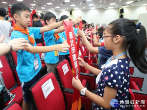 第5屆環保小局長依循傳統為學弟妹們掛上代表小局長榮譽與責任的背帶。（圖／記者黃村杉攝）