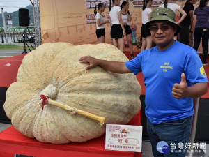 來自南投的全蔣清先生以925台斤的「美國大西洋南瓜」奪得全國重量組冠軍，更破全台紀錄。（圖／記者黃村杉攝）