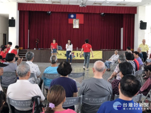 桃園市政府青年局長顏蔚慈在「一區一青銀食堂」系列活動～「健康平鎮」中與長者們進行遊戲互動。