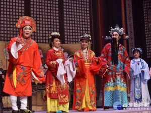 府會攜手演歌仔戲，官員及議員的精彩演出，大獲民眾好評。（圖／記者黃村杉攝）