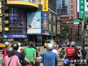 縮減路口秒數，經觀察目前各路口運作情況良好，機車騎士亦明顯感受到避曬效果。（圖／交通局提供）