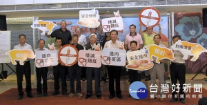 縣長李進勇、防疫所長廖培志、養豬協會首席副理康富戶及縣內重要養豬業者一起推廣雲林安全豬肉，宣佈走出口蹄疫陰霾，重返國際市場。（記者陳昭宗拍攝）