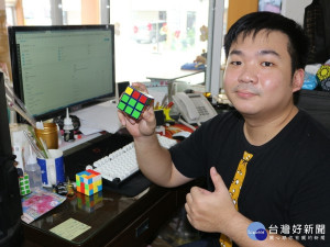 魔術方塊高手許鍾瀚初尋職，勞動部青年跨域津貼幫大忙。

