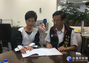 林縣長與呂律師簽署委託提出釋憲案。（記者扶小萍攝）